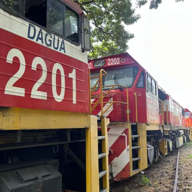 Locomotoras 2201 «Dagua» y 2202, rojas con franjas blancas, estacionadas en fila