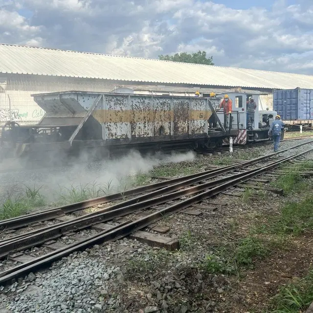 Tren de trabajo descargando balasto sobre la vía