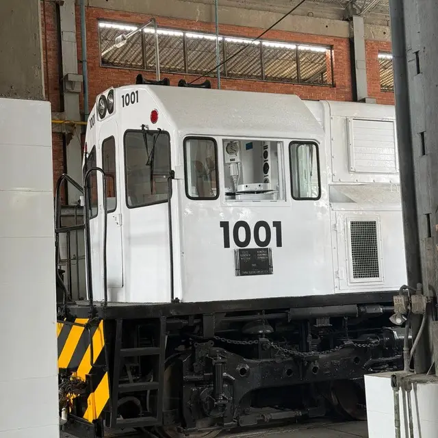 Locomotora 1001 dentro del taller