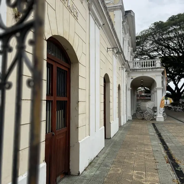 Corredor de una antigua estación con puertas de madera